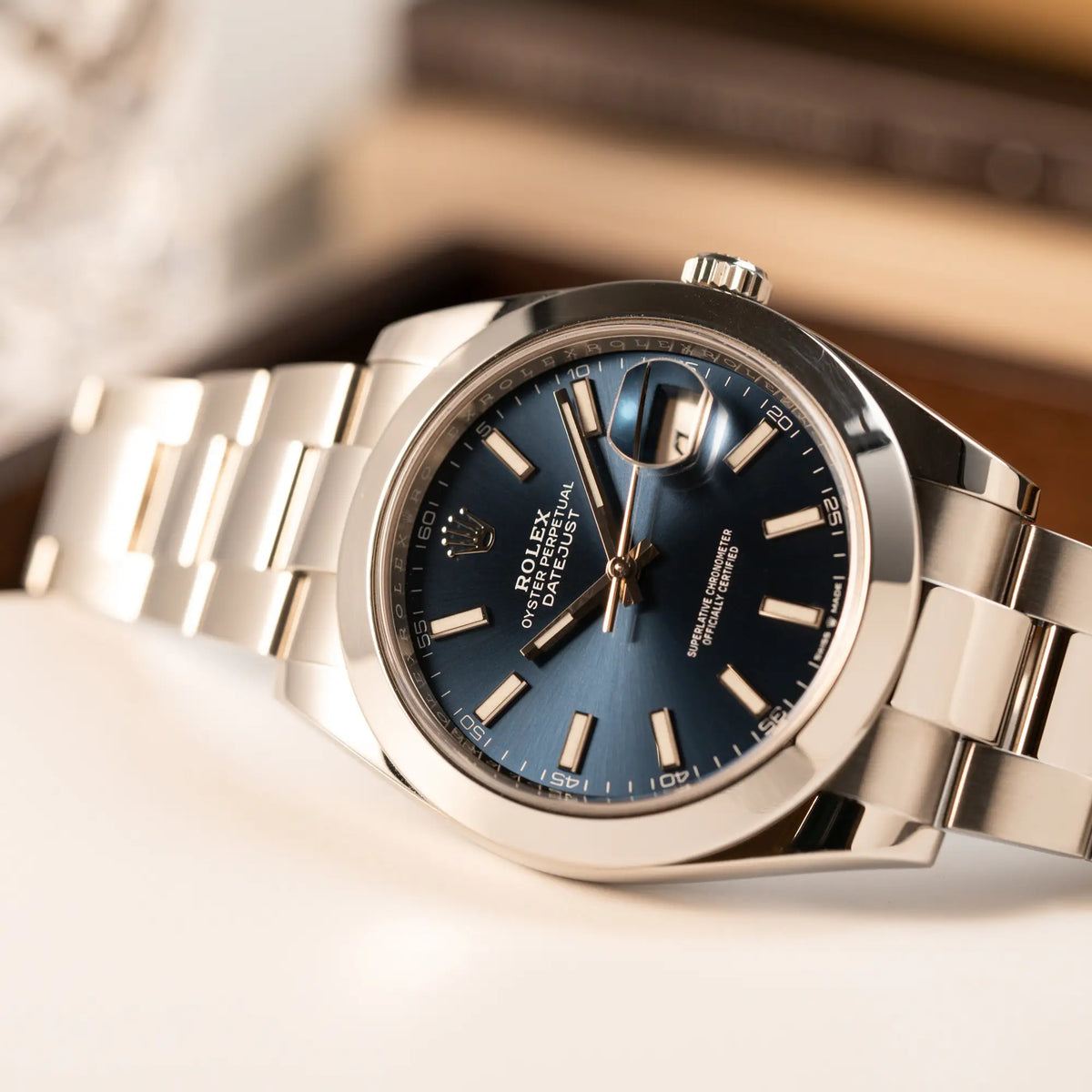 Detailaufnahme der Rolex Datejust 41 der Referenz 126300 mit blauem Zifferblatt, glatter Lünette, am Oyster-Stahlband