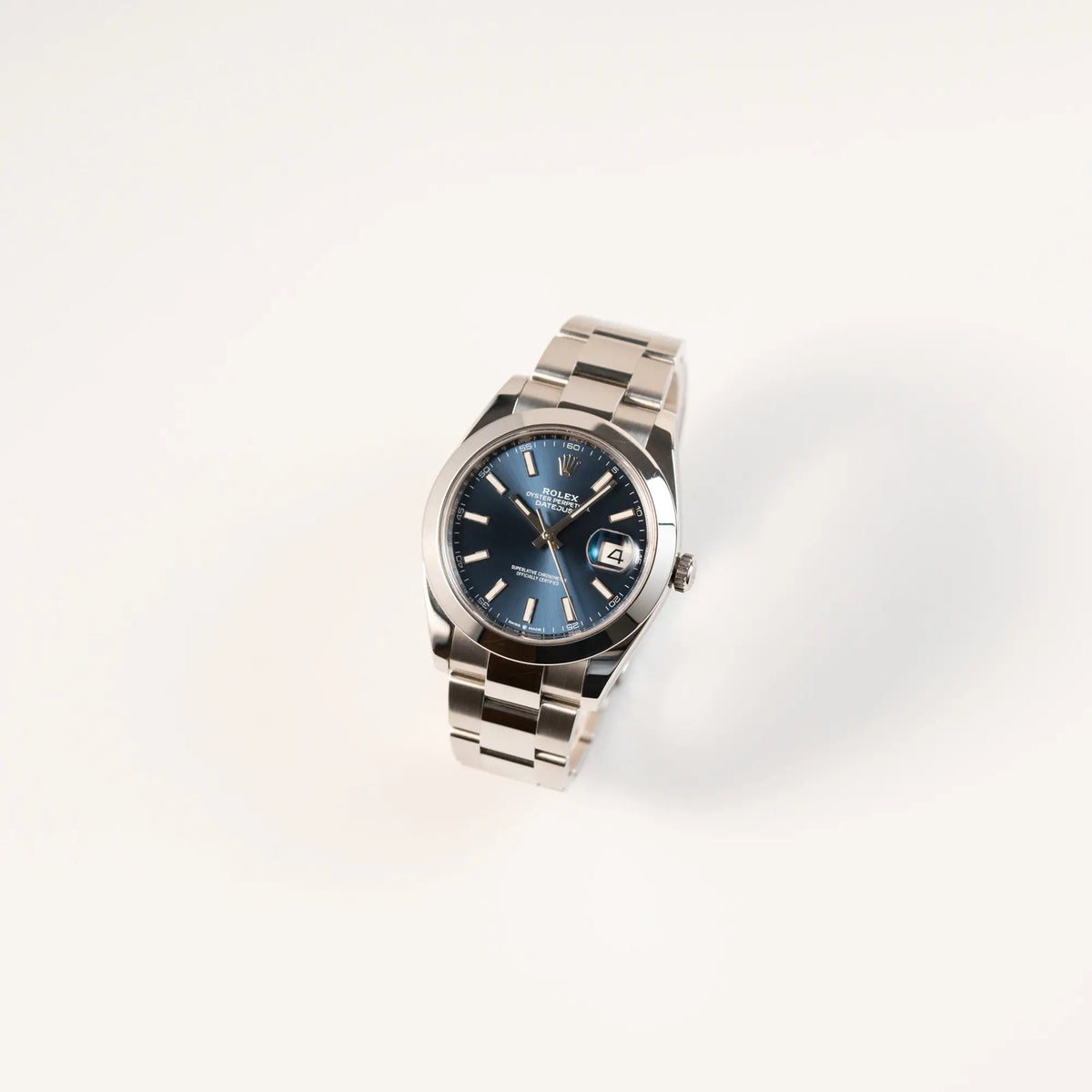 Leicht schräge Ansicht der Rolex Datejust 41 der Referenz 126300 mit blauem Zifferblatt, glatter Lünette, am Oyster-Stahlband