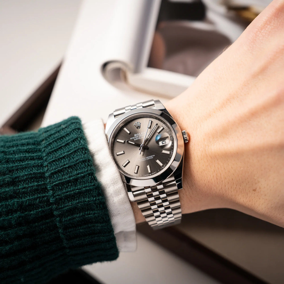 Wristshot mit der Rolex Datejust 41 der Referenz 126300 mit grauem Zifferblatt und glatter Lünette am Jubilee-Stahl-Armband
