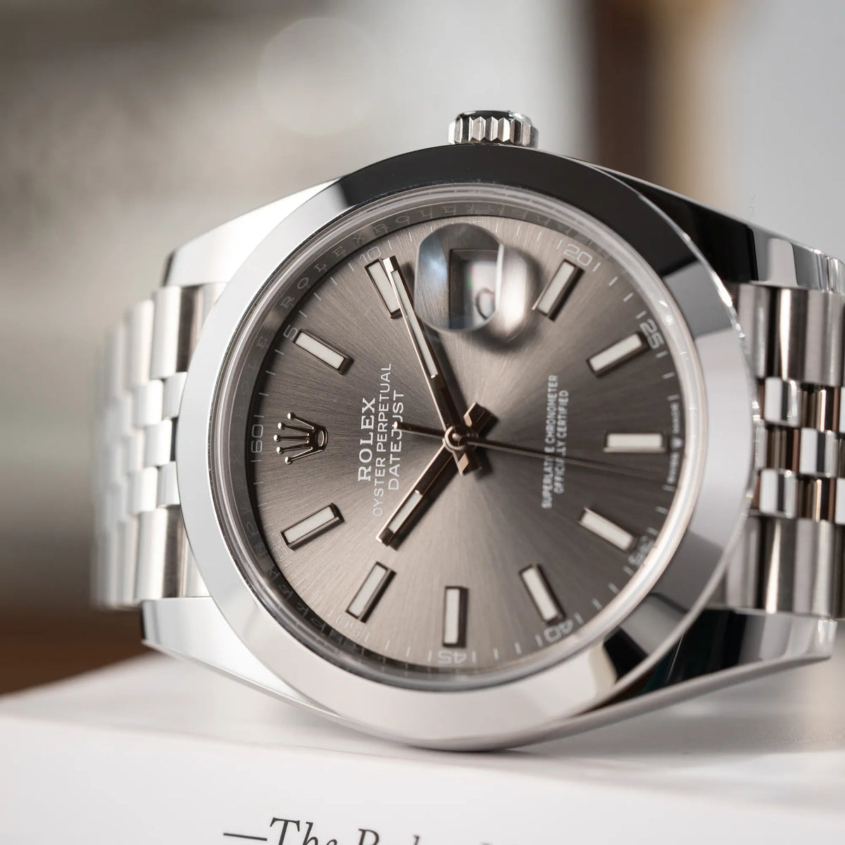 Detailaufnahme der Rolex Datejust 41 der Referenz 126300 mit grauem Zifferblatt und glatter Lünette am Jubilee-Stahl-Armband