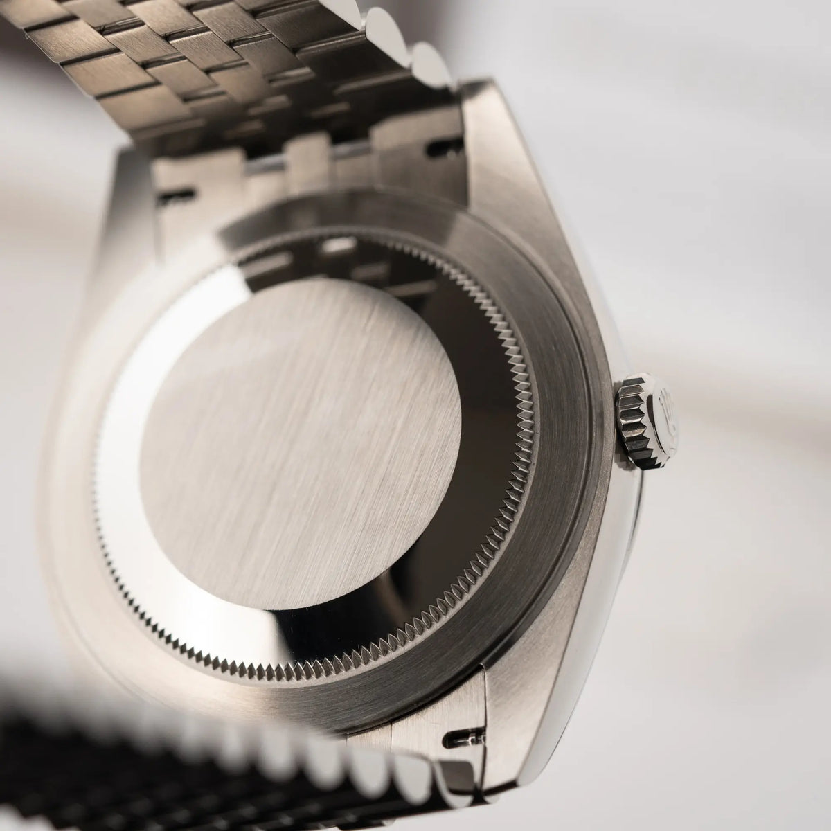 Gehäuseboden der Rolex Datejust 41 der Referenz 126300 mit grauem Zifferblatt und glatter Lünette am Jubilee-Stahl-Armband