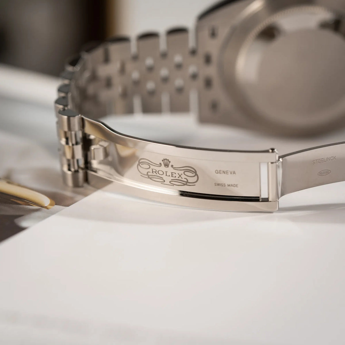 Detailaufnahme des Inneren der Schliesse der Rolex Datejust 41 der Referenz 126300 mit grauem Zifferblatt und glatter Lünette am Jubilee-Stahl-Armband