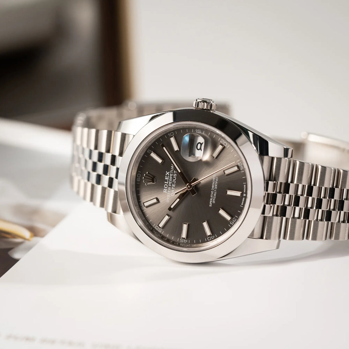 Produktofoto Rolex Datejust 41 der Referenz 126300 mit grauem Zifferblatt und glatter Lünette am Jubilee-Stahl-Armband