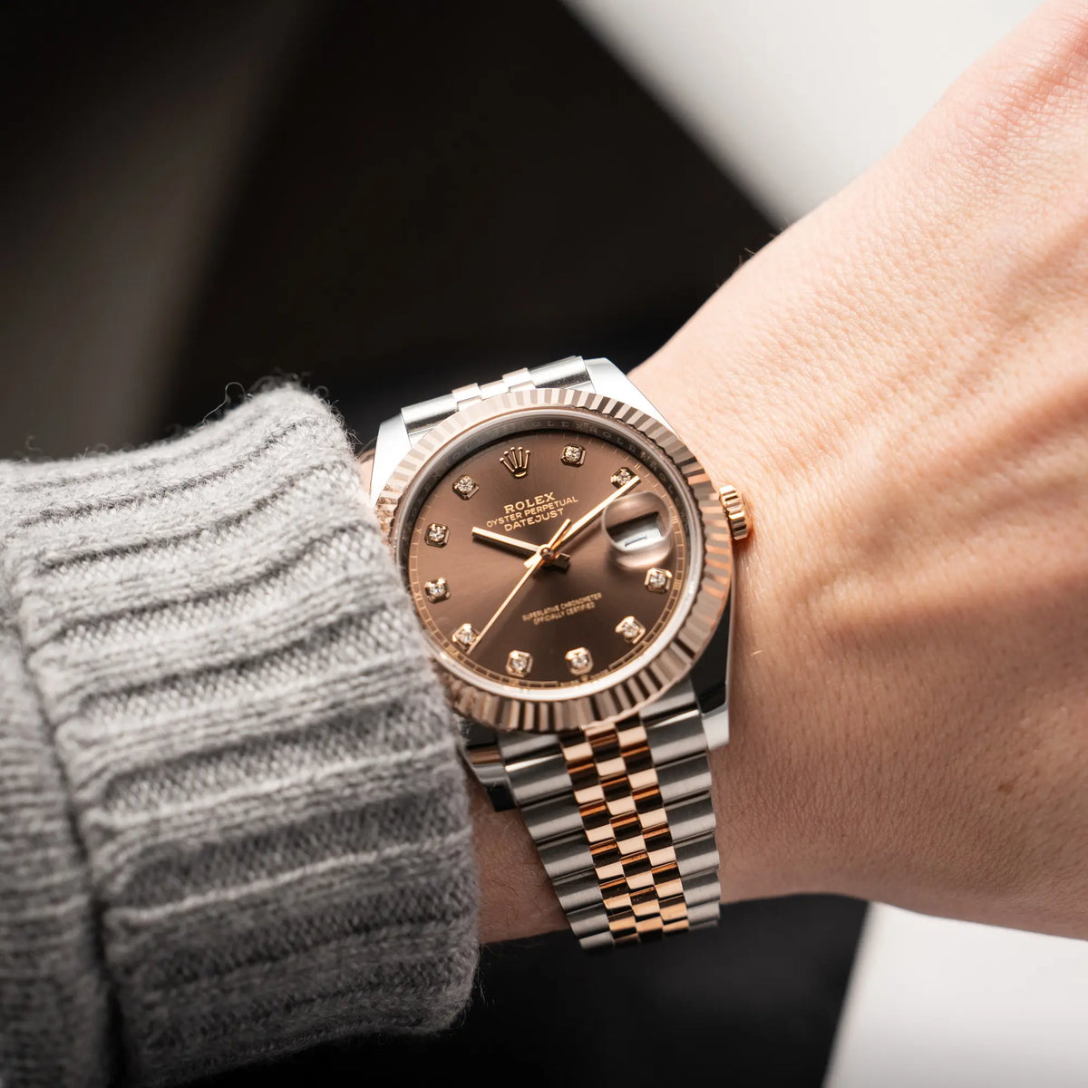 Wristshot mit der Rolex Datejust 41 126331 in Stahl-Roségold mit dem braunen Chocolate-Diamant-Zifferblatt