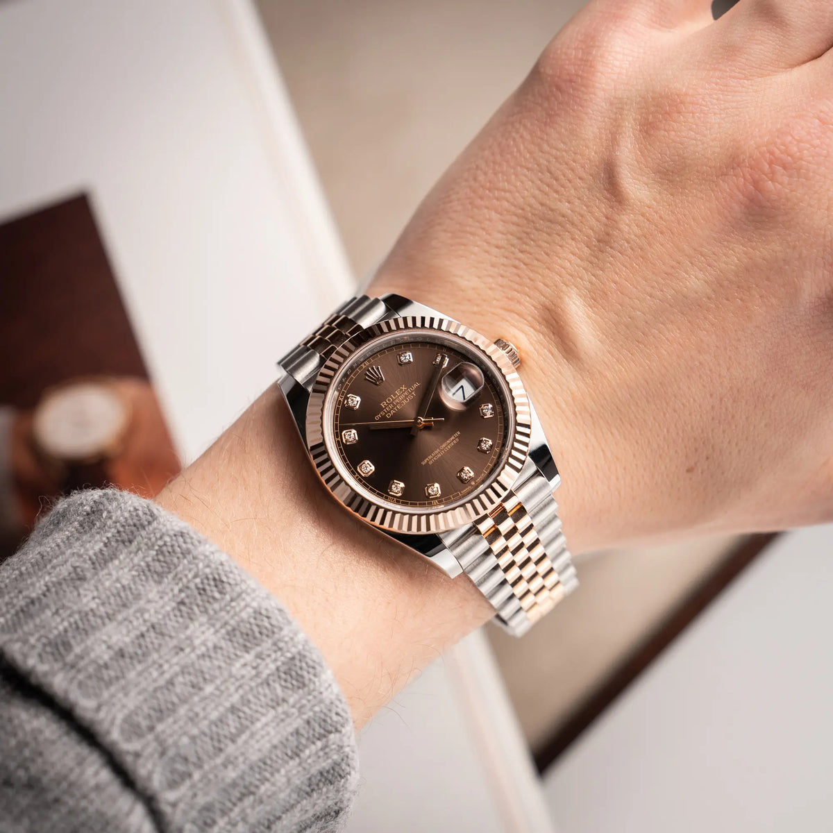 Mann trägt die Rolex Datejust 41 126331 in Stahl-Roségold mit dem braunen Chocolate-Diamant-Zifferblatt an seinem Handgelenk