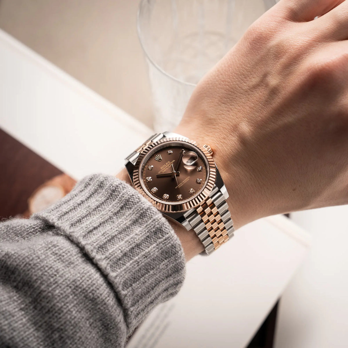 Mann trägt die Rolex Datejust 41 126331 in Stahl-Roségold mit dem braunen Chocolate-Diamant-Zifferblatt für einen Wirstshot an seinem Handgelenk