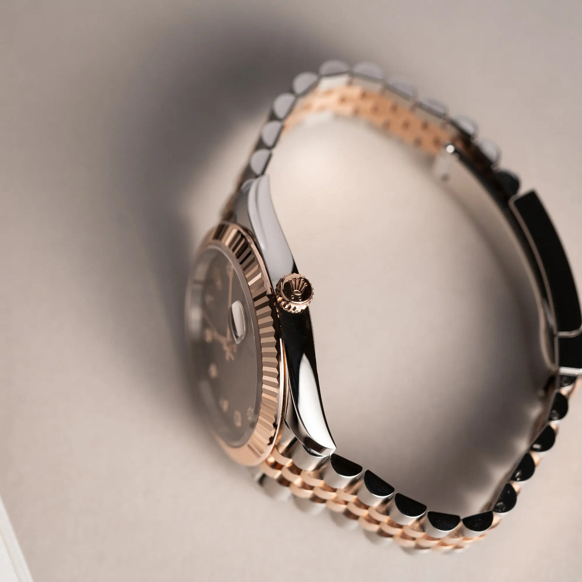 Seitliche Gehäuseflanke ohne Gebrauchsspuren mit rosegoldener Aufzugskrone der Rolex Datejust 41 126331 in Stahl-Roségold mit dem braunen Chocolate-Diamant-Zifferblatt