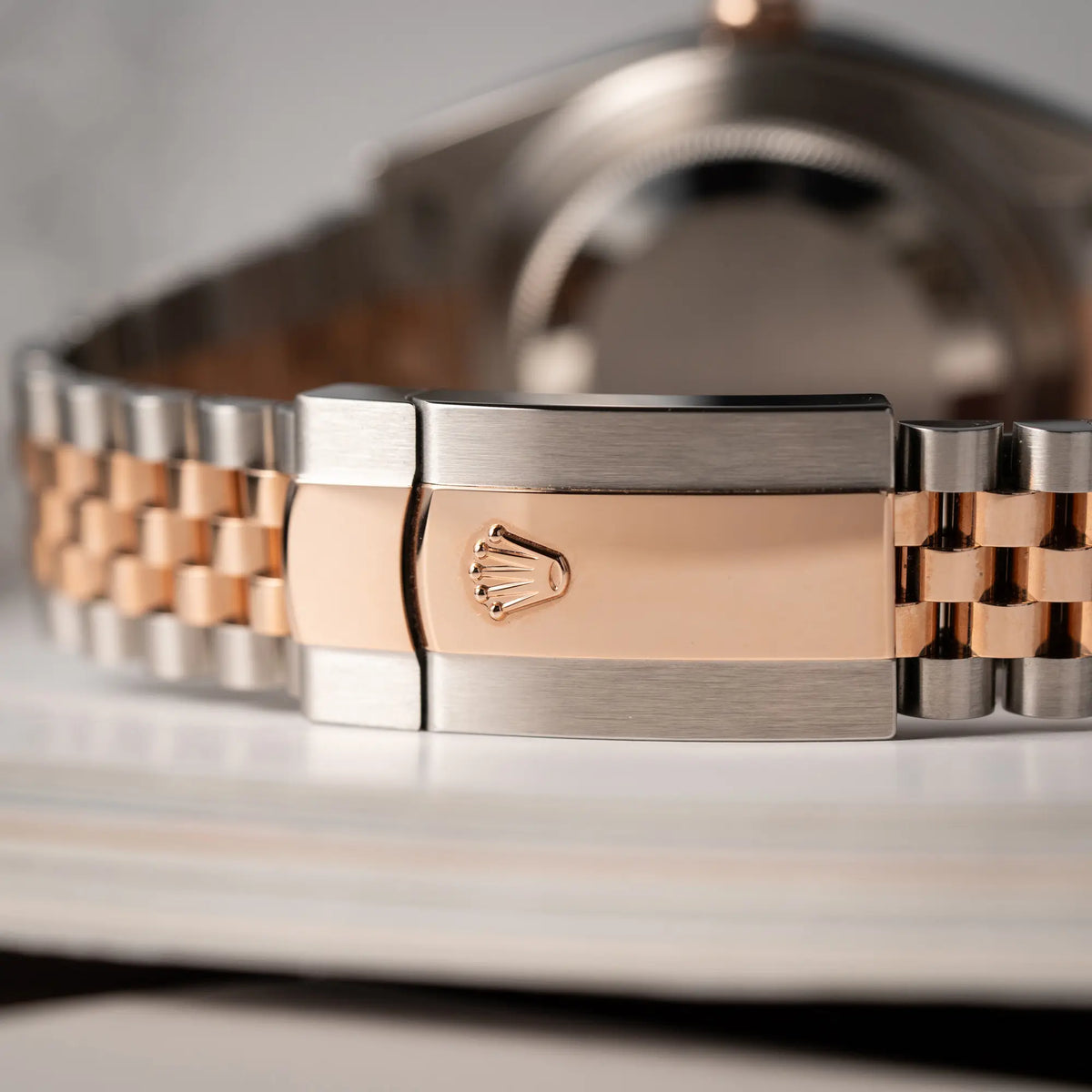 Detailaufnahme der Oyster-Stahl-Roségold-Faltschliesse der Rolex Datejust 41 126331 in Stahl-Roségold mit dem braunen Chocolate-Diamant-Zifferblatt