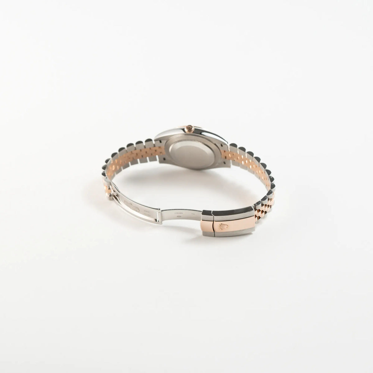 Geöffnete Oyster-Stahl-Gold-Faltschliesse der bicolor Rolex Datejust 41 der Referenz 126331 Chocolate in Stahl-Roségold mit einem zum Roségold passenden braunen Zifferblatt am zugehörigen Jubilee-Armband