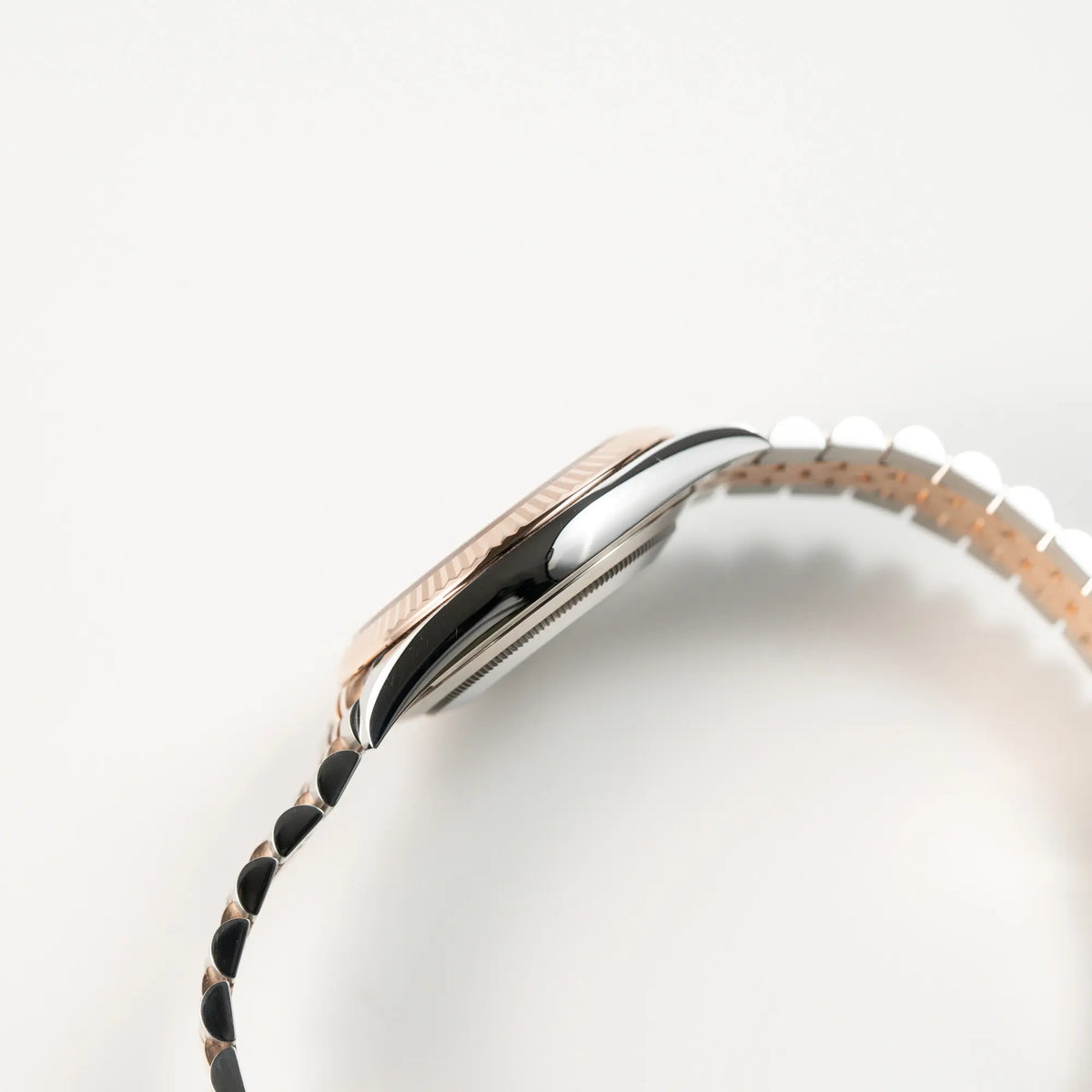 Seitliche Gehäuseflanke der bicolor Rolex Datejust 41 der Referenz 126331 Chocolate in Stahl-Roségold mit einem zum Roségold passenden braunen Zifferblatt am zugehörigen Jubilee-Armband