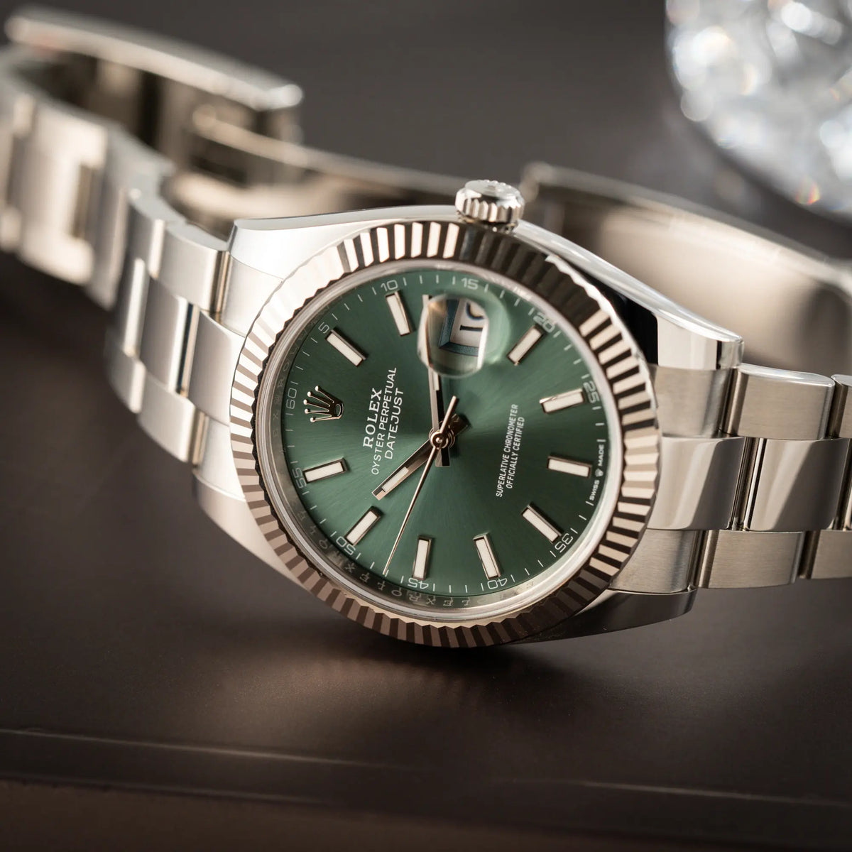 Produktfotografie der Rolex Datejust 41 der Referenz 126334 mit dem grünem Zifferblatt als Titelbild für die Uhr