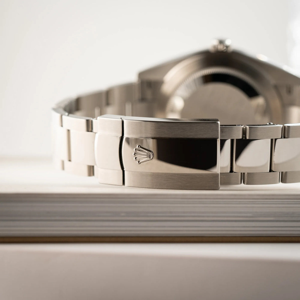 Detailaufnahme der geschlossenen Oyster-Faltschliesse mit poliertem mittleren Bandelementen der Rolex Datejust 41 der Referenz 126334 mit dem grünem Zifferblatt am Oyster-Stahlband