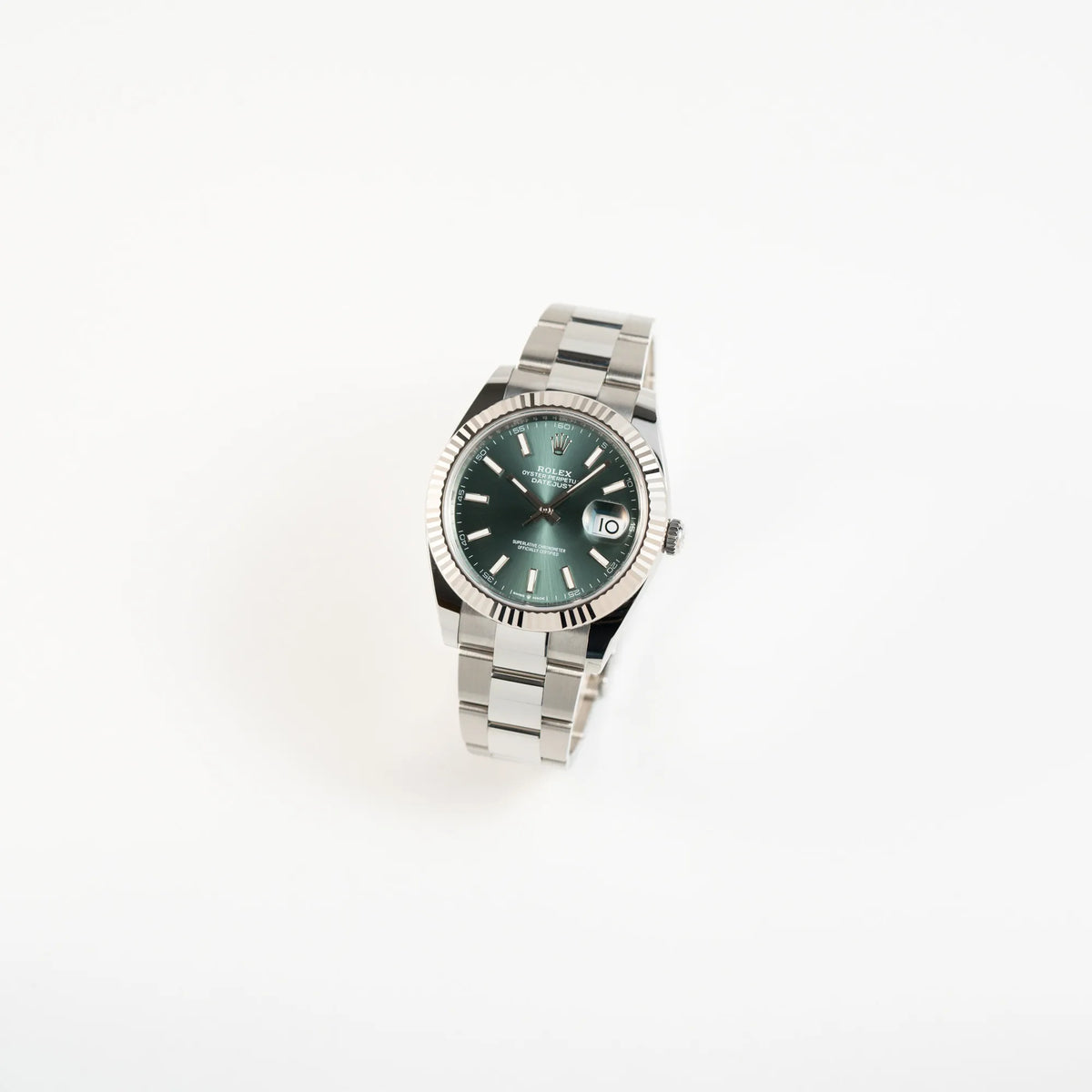 Leicht schräge Ansicht der Rolex Datejust 41 der Referenz 126334 mit dem grünem Zifferblatt am Oyster-Stahlband