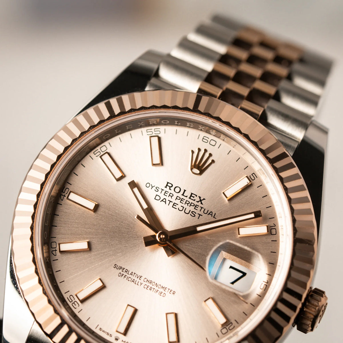 Detailaufnahme der Rolex Datejust 41 in Stahl-Roségold mit am passenden Jubilee-Armband mit dem pink-lachsfarbenen "Sundust" Zifferblatt