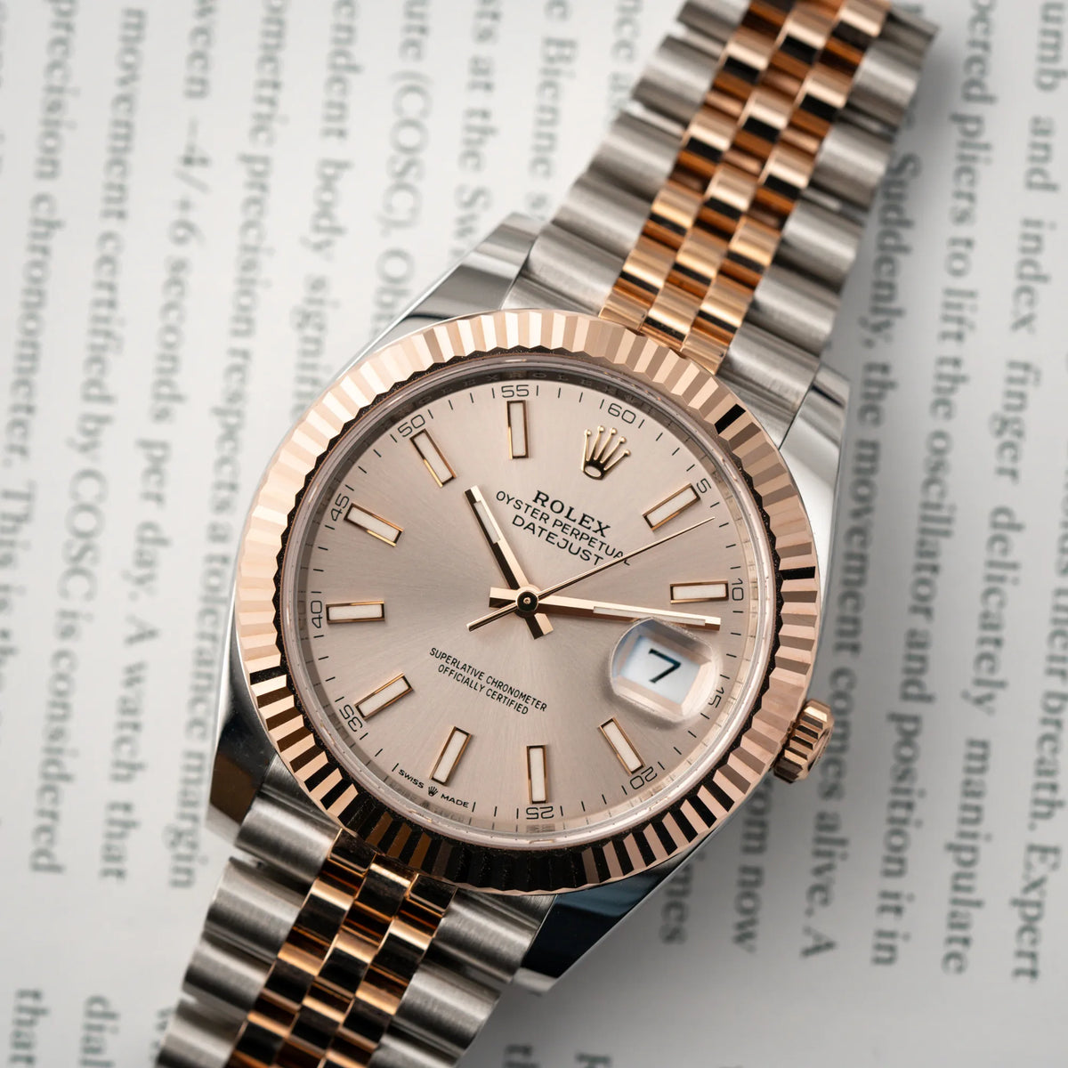 Produktfotografie als Titelbild für die Rolex Datejust 41 in Stahl-Roségold mit am passenden Jubilee-Armband mit dem pink-lachsfarbenen "Sundust" Zifferblatt