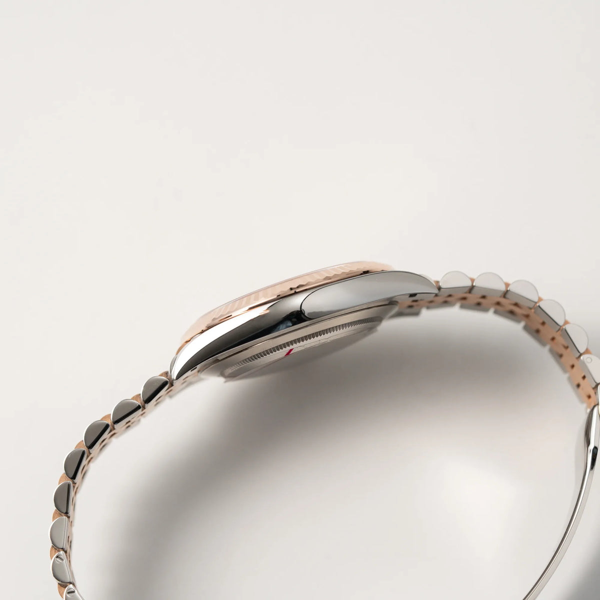 Seitliche Gehäuseflanke der Rolex Datejust 41 in Stahl-Roségold mit am passenden Jubilee-Armband mit dem pink-lachsfarbenen "Sundust" Zifferblatt