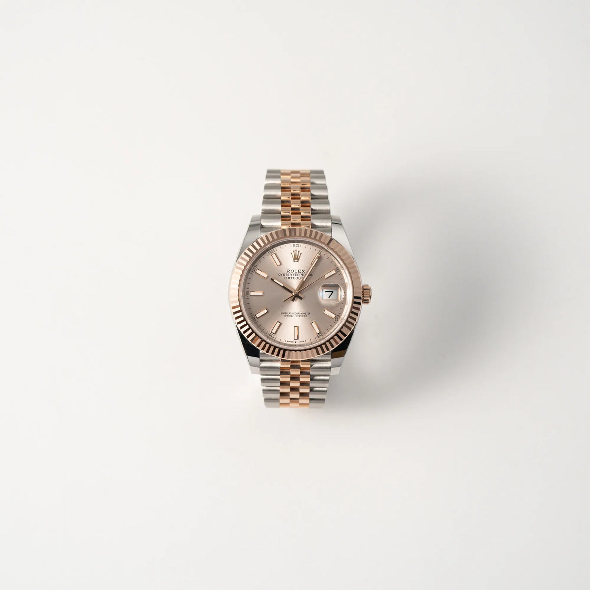 Frontale Ansicht der Rolex Datejust 41 in Stahl-Roségold mit am passenden Jubilee-Armband mit dem pink-lachsfarbenen "Sundust" Zifferblatt