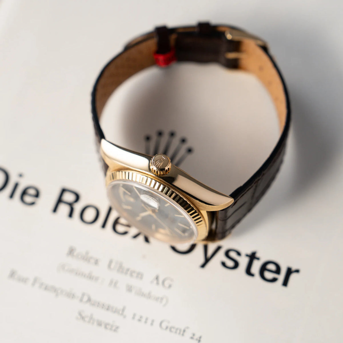 Produktfotografie Rolex Day-Date 36 der Referenz 18038 in Gelbgold mit blauem Zifferblatt am braunen Lederband