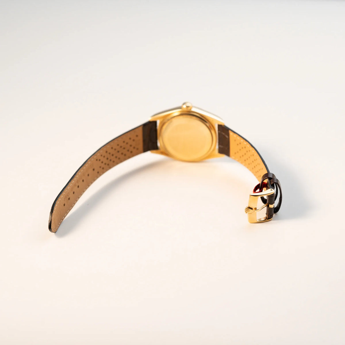 Blick auf die geöffnete Dornschliesse Rolex Day-Date 36 der Referenz 18038 in Gelbgold mit blauem Zifferblatt am braunen Lederband