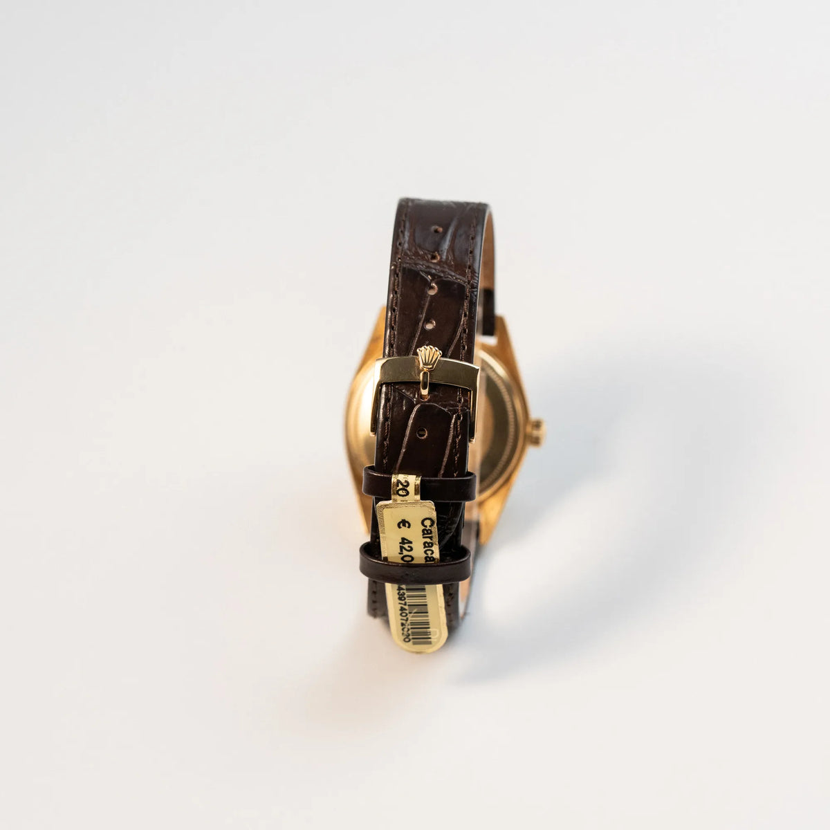 Blick auf das braune Lederband mit originaler ROlex-Schliesse der Rolex Day-Date 36 der Referenz 18038 in Gelbgold mit blauem Zifferblatt