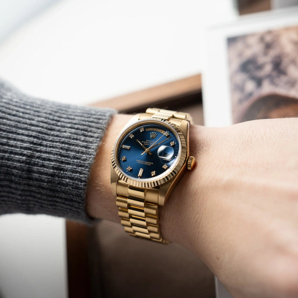 Wristshot mit der Rolex Day-Date 36 (Referenz: 18038) in Gelbgold mit blauem Diamant-Zifferblatt
