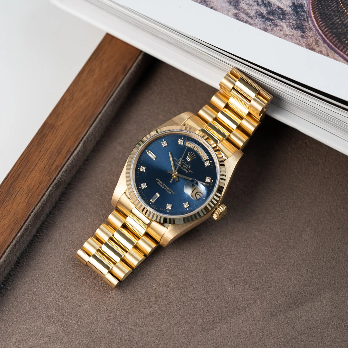 Produktfotografie der Rolex Day-Date 36 (Referenz: 18038) in Gelbgold mit blauem Diamant-Zifferblatt