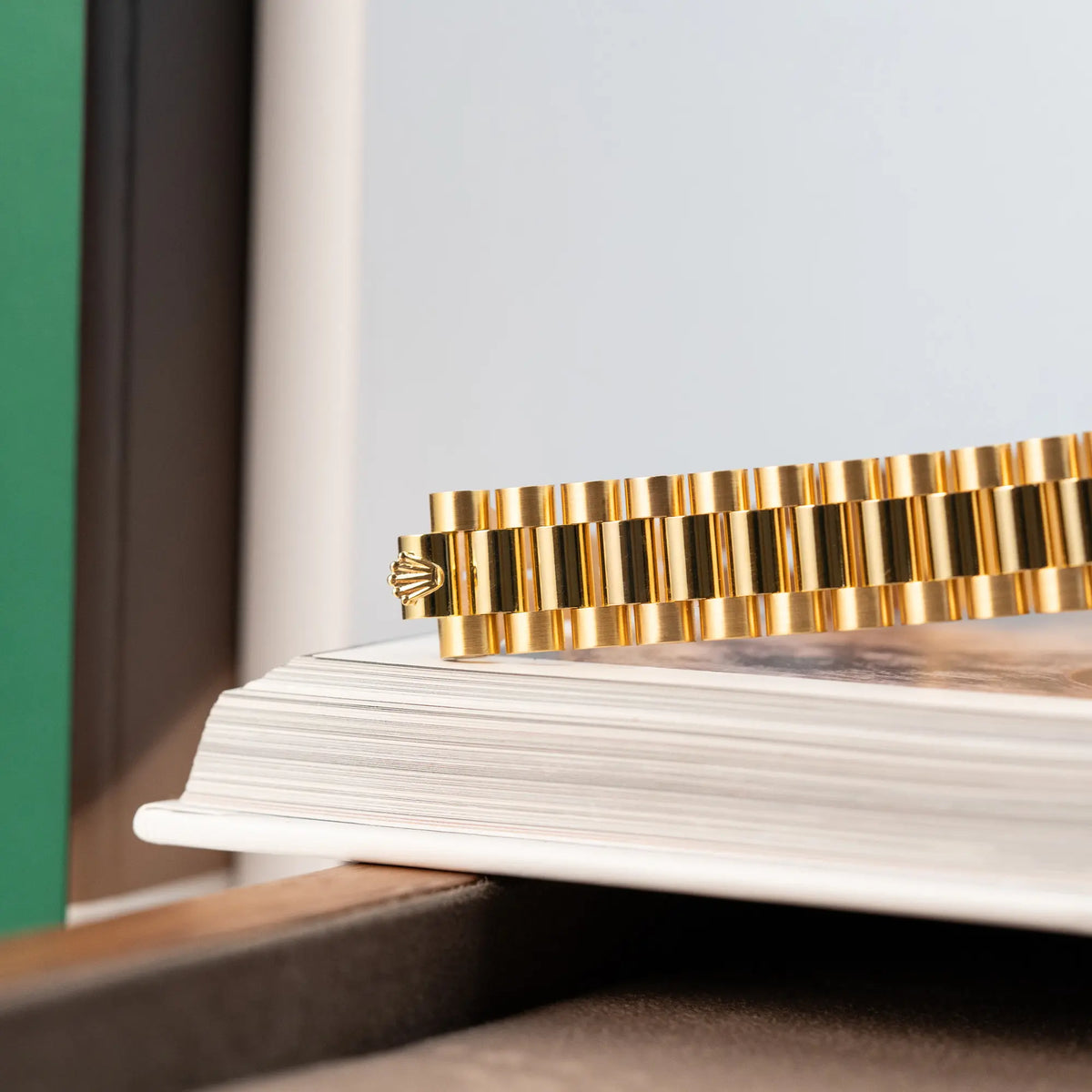 Detailaufnahme des President-Armbands der Rolex Day-Date 36 (Referenz: 18038) in Gelbgold mit blauem Diamant-Zifferblatt