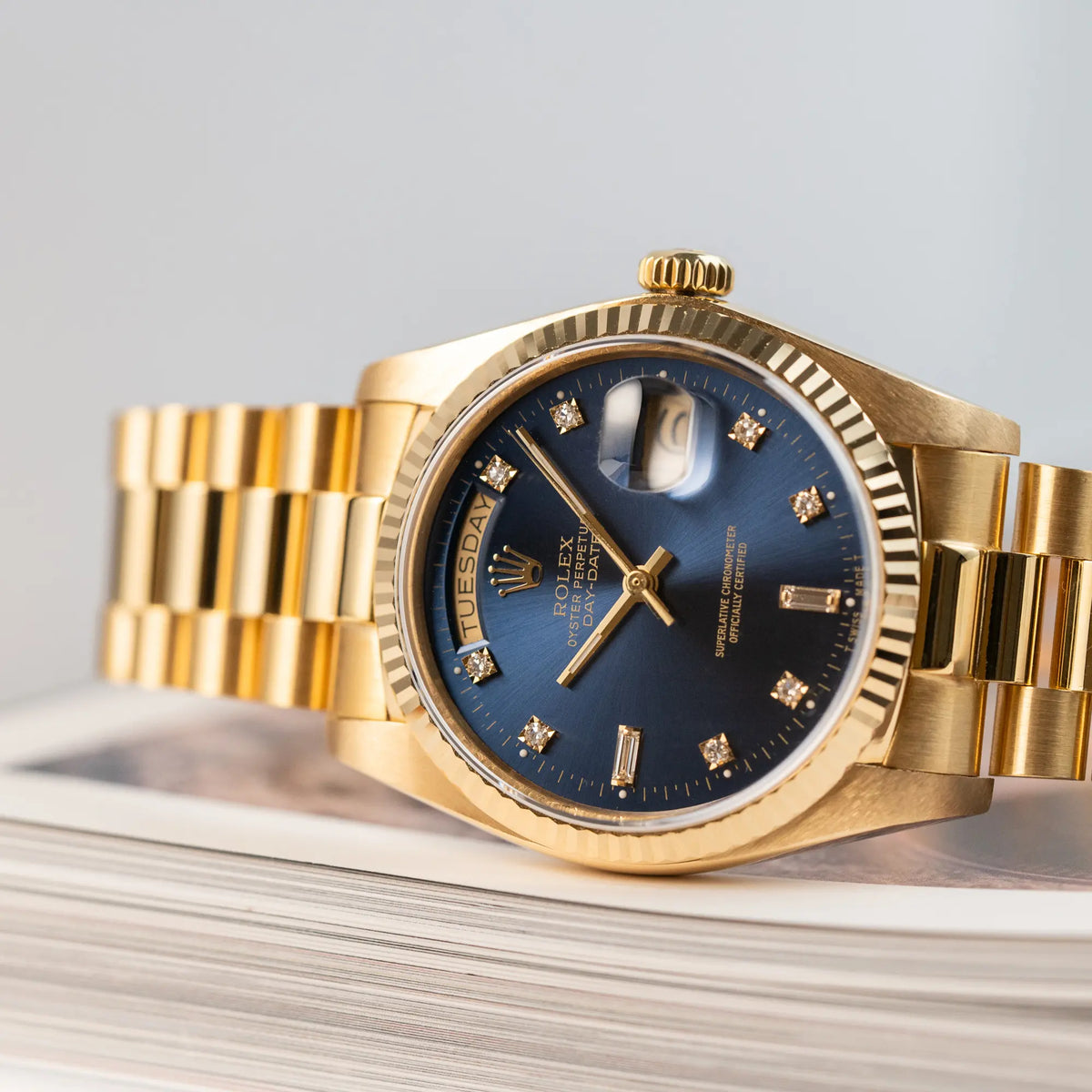 Produktfotografie der Rolex Day-Date 36 (Referenz: 18038) in Gelbgold mit blauem Diamant-Zifferblatt