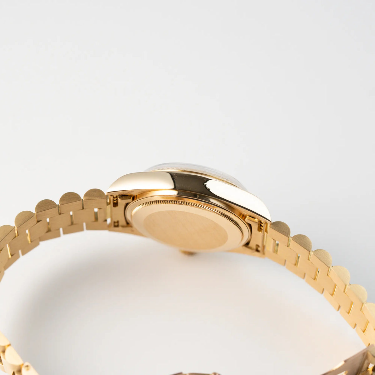 Seitliches Gehäuse der Rolex Day-Date 36 (Referenz: 18038) in Gelbgold mit blauem Diamant-Zifferblatt