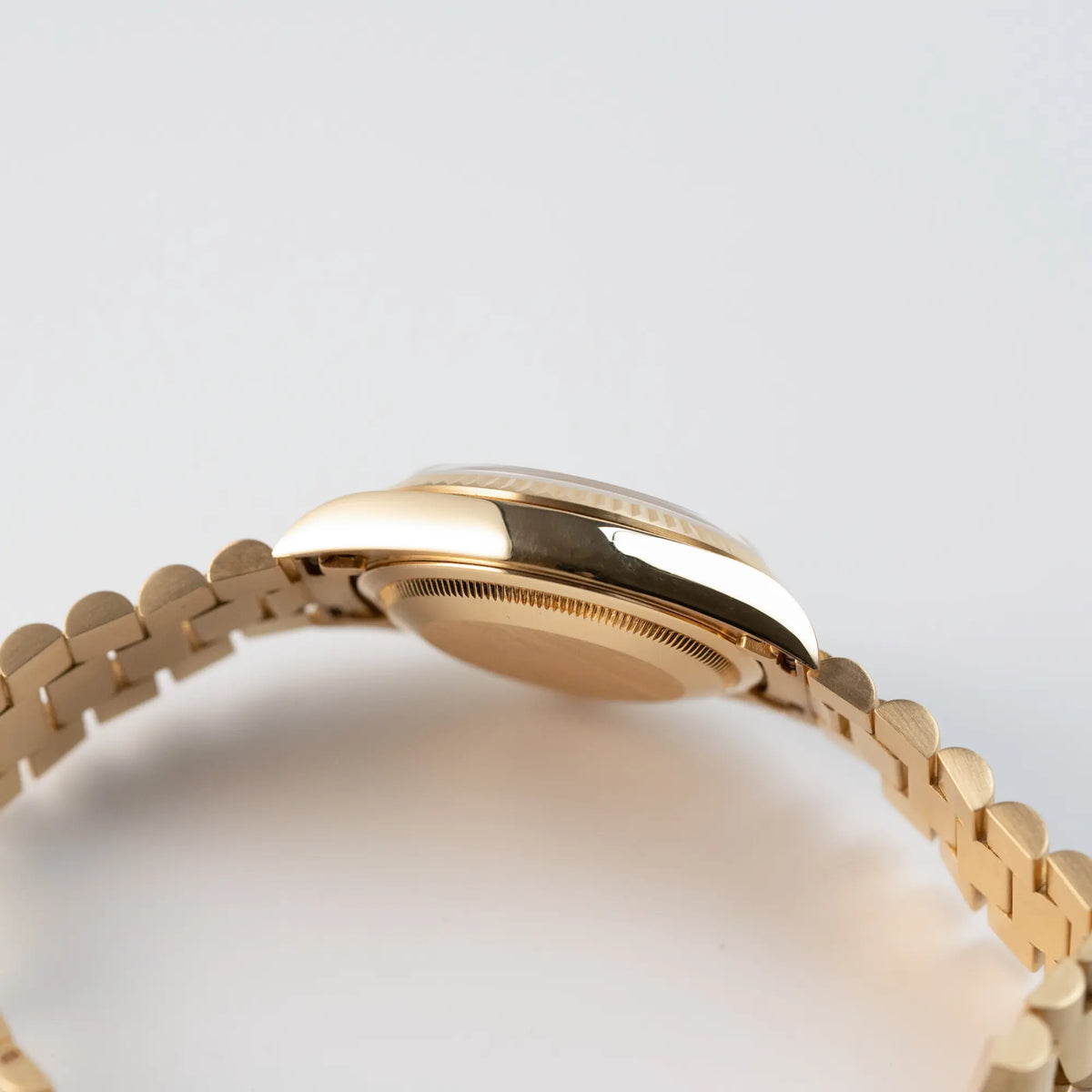 Seitliches Gehäuse der Rolex Day-Date 18238 in Gelbgold mit goldenem Zifferblatt und Diamant-Indizes am President-Armband