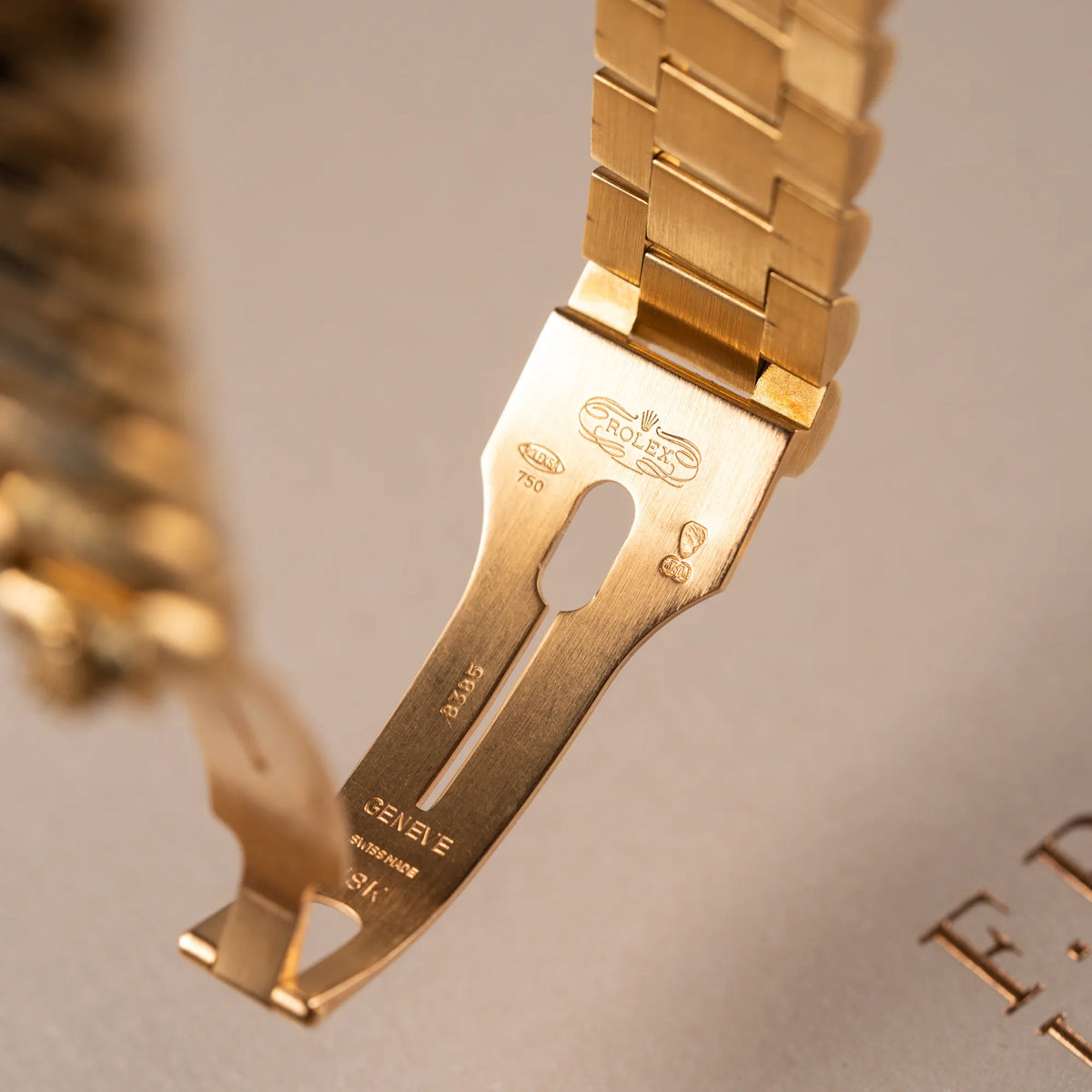 Detailaufnahme der Faltschliesse mit Punzen im Inneren von der Rolex Day-Date 36 in Gelbgold mit der Referenznummer 18238 mit englischer Tagesanzeige, mit schwarzem Lack-Zifferblatt und Diamant-Indizes