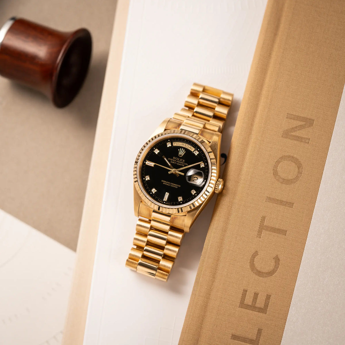 Fotografie der Rolex Day-Date 36 in Gelbgold mit der Referenznummer 18238 mit englischer Tagesanzeige, mit schwarzem Lack-Zifferblatt und Diamant-Indizes