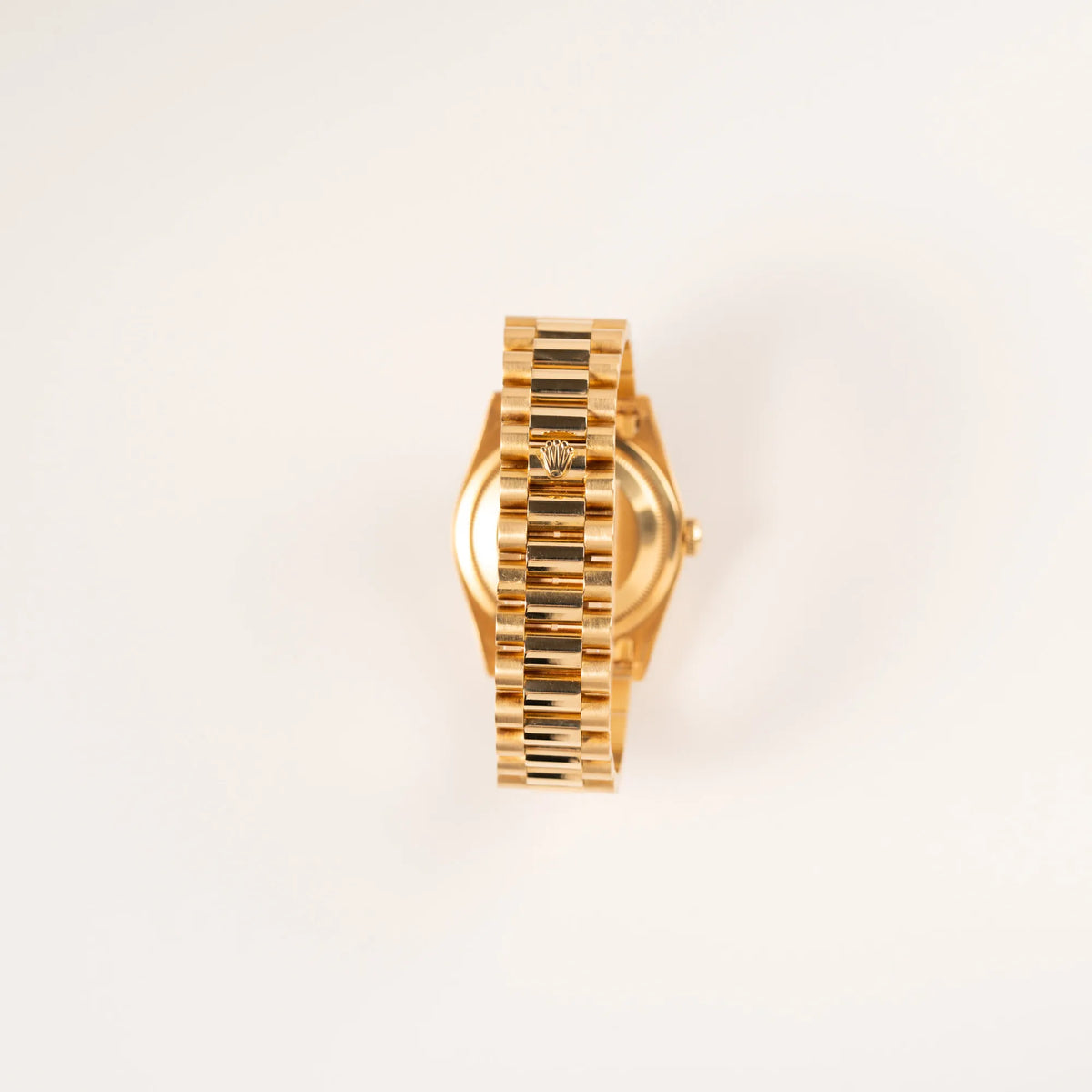 Blick auf das President-Armband der Rolex Day-Date 36 mit der Referenznummer 18238 in Gelbgold mit englisches Tagesanzeige, mit schwarzem Lack-Zifferblatt und Diamant-Indizes