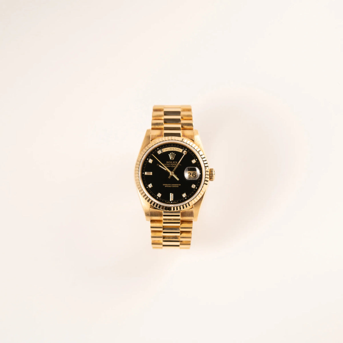 Frontale Ansicht der Rolex Day-Date 36 mit der Referenznummer 18238 mit englisches Tagesanzeige, mit schwarzem Lack-Zifferblatt und Diamant-Indizes