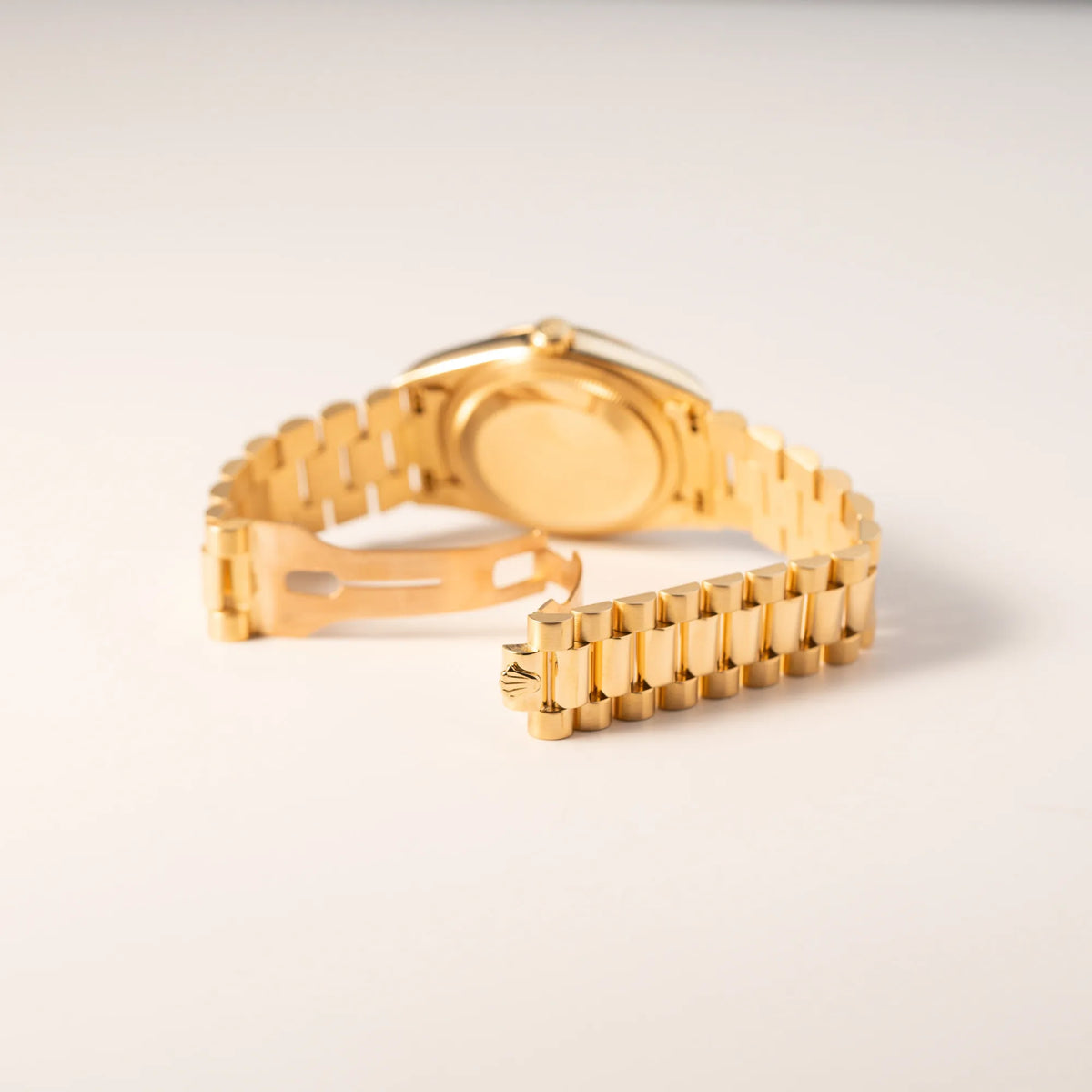 Blick auf die geöffnete Faltschliesse des President-Armbands der gelbgoldenen Rolex Day-Date 36 der Referenz 18238 mit blauem Zifferblatt und englisch-sprachiger Tagesanzeige
