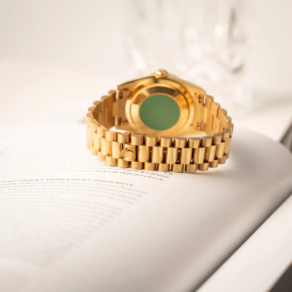 Produktfotografie der Rolex Day-Date 36 der Referenz 18238 in Gelbgold mit champagnerfarbenem Stick-Dial zeigt das President-Armband in einem hervorragendem Zustand