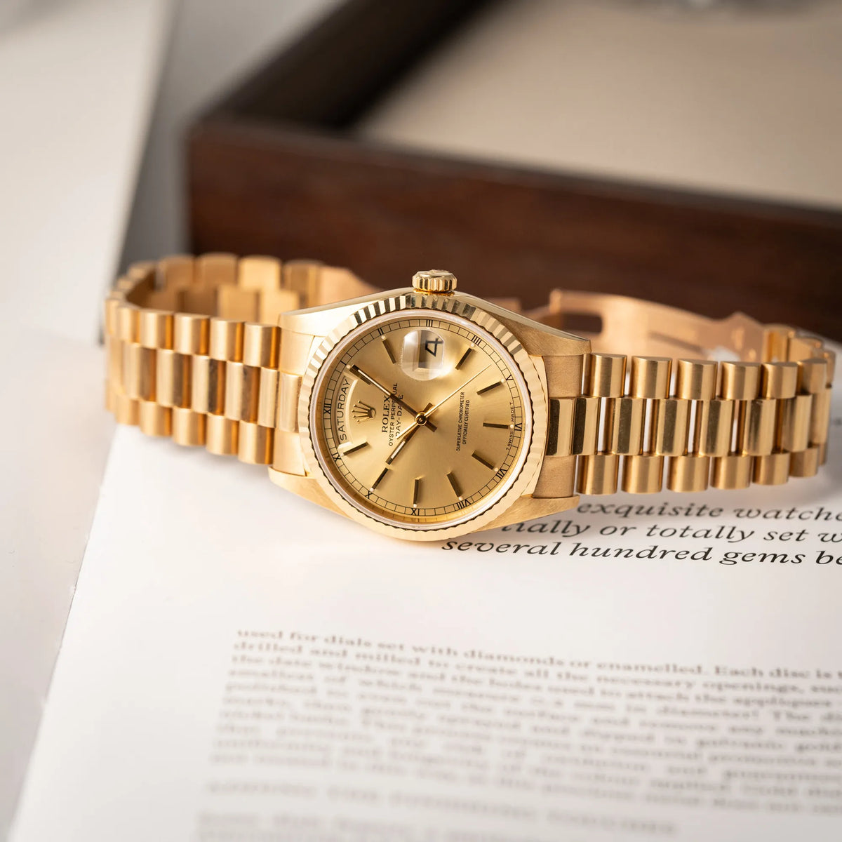 Produktfotografie der Rolex Day-Date 36 der Referenz 18238 in Gelbgold mit champagnerfarbenem Stick-Dial
