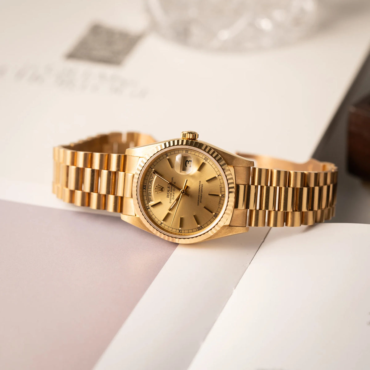 Fotografie der Rolex Day-Date 36 der Referenz 18238 in Gelbgold mit champagnerfarbenem Stick-Dial
