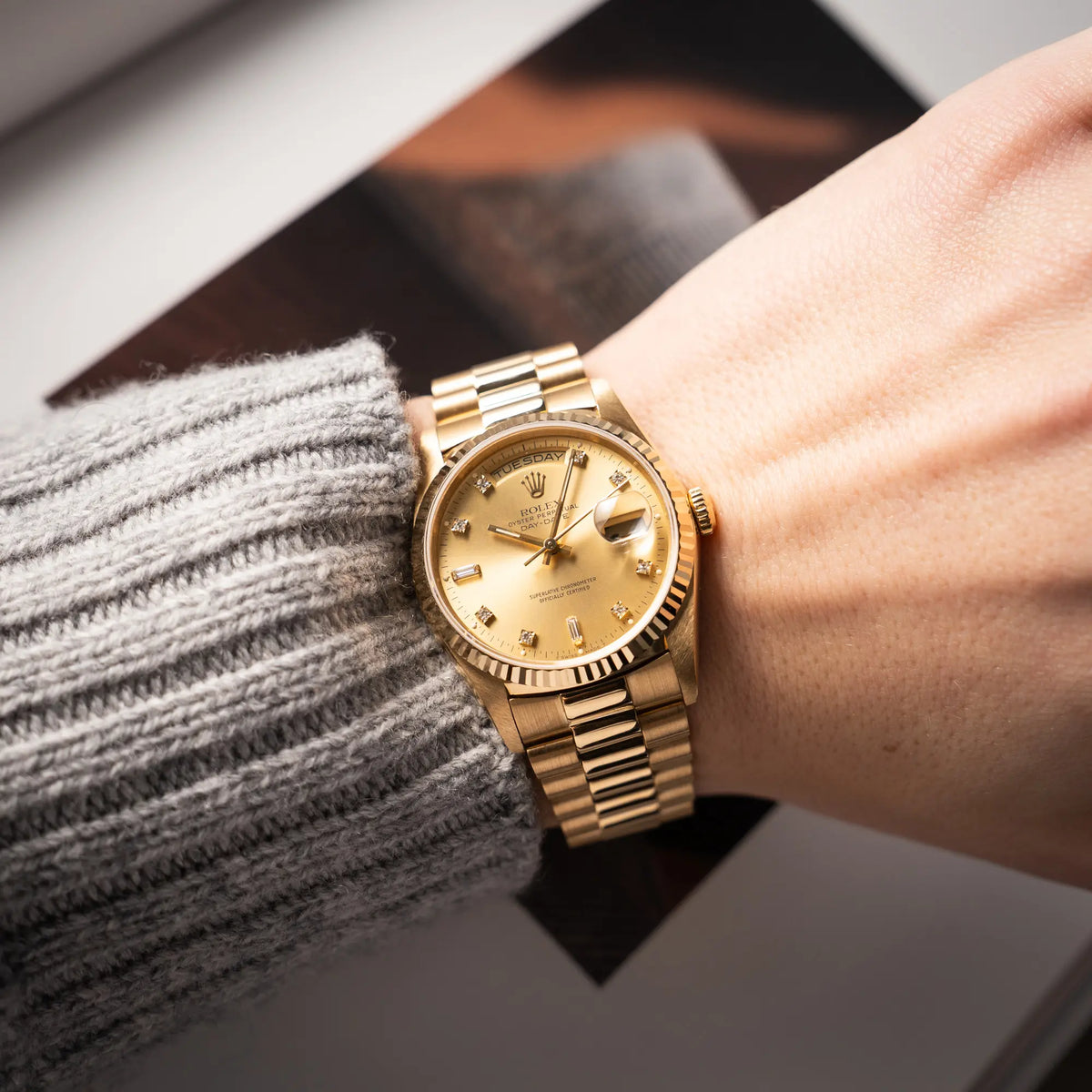 Wristshot mit der Rolex Day-Date 36 in Gelbgold der Referenz 18238 aus 1991 mit Champagner-Diamant-Zifferblatt und englischsprachiger Tagesanzeige