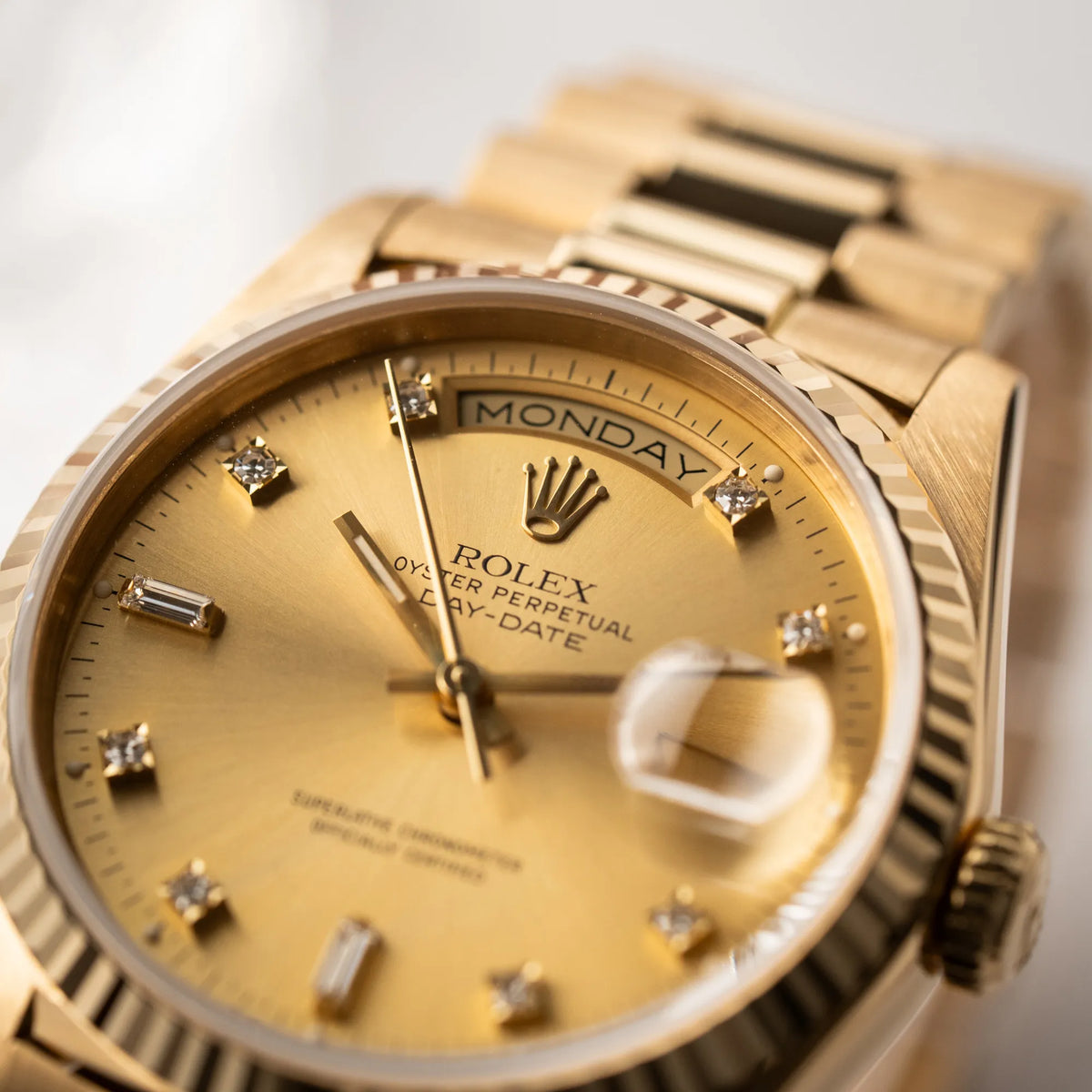 Detailaufnahme der Tagesanzeige von der Rolex Day-Date 36 in Gelbgold der Referenz 18238 aus 1991 mit Champagner-Diamant-Zifferblatt und englischsprachiger Tagesanzeige
