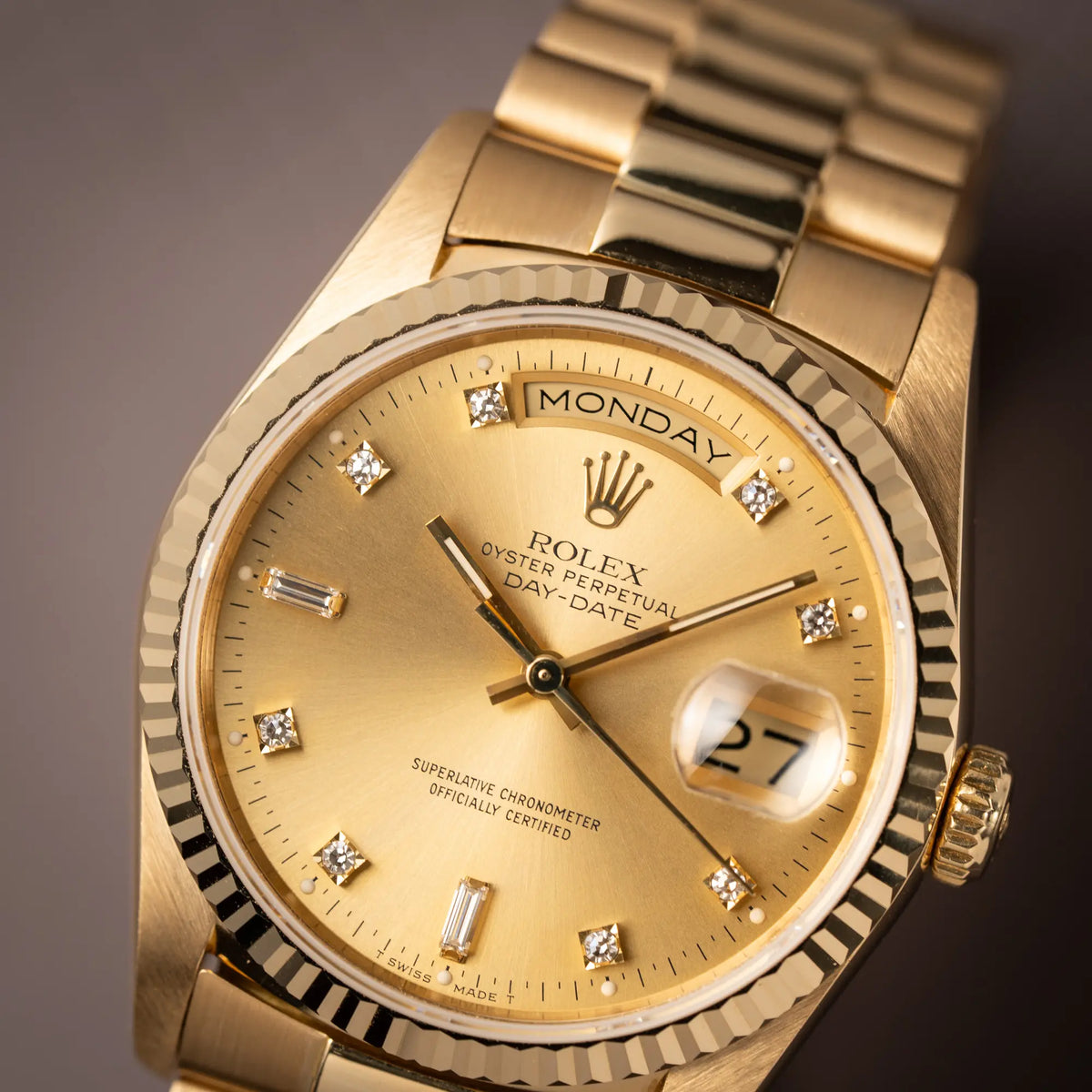 Detaiaufnahme des Uhrenkopfes der Rolex Day-Date 36 in Gelbgold der Referenz 18238 aus 1991 mit Champagner-Diamant-Zifferblatt und englischsprachiger Tagesanzeige