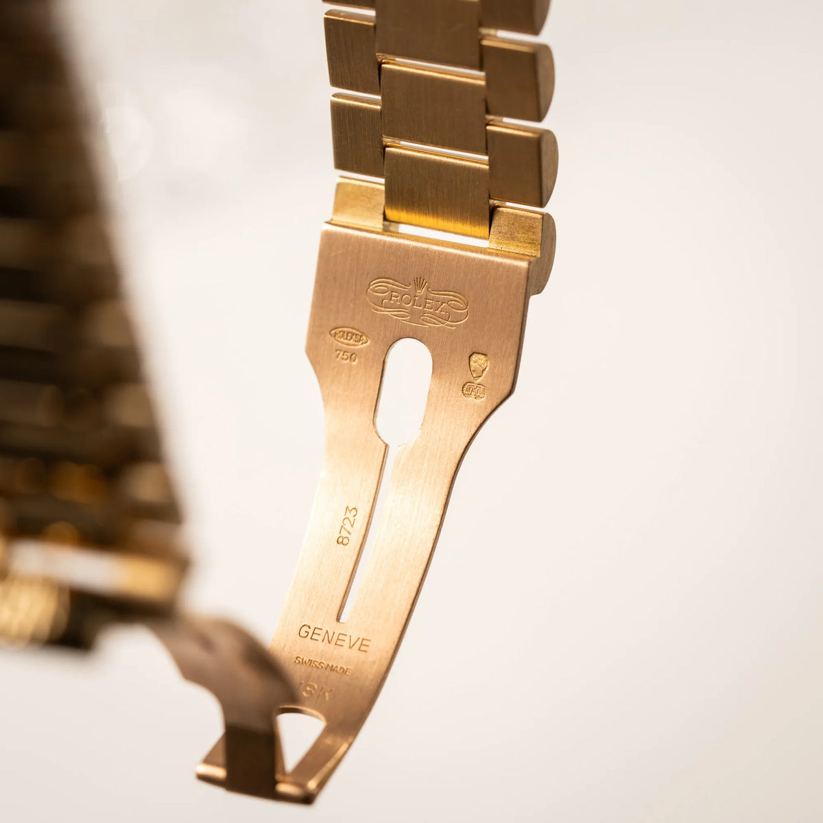 Detailaufnahme der Rolex-Schliesse von der Rolex Day-Date 36 in Gelbgold der Referenz 18238 aus 1991 mit Champagner-Diamant-Zifferblatt und englischsprachiger Tagesanzeige