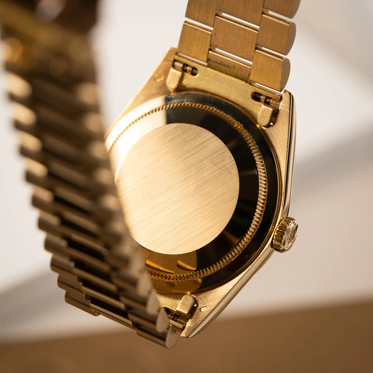 Gehäuseboden der Rolex Day-Date 36 in Gelbgold der Referenz 18238 aus 1991 mit Champagner-Diamant-Zifferblatt und englischsprachiger Tagesanzeige
