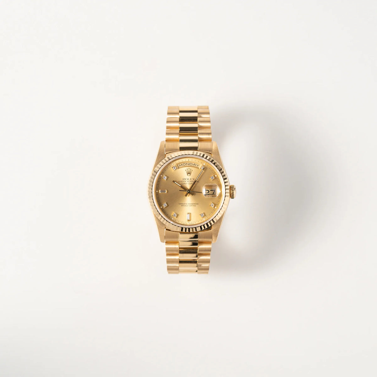 Frontale Ansicht der Rolex Day-Date 36 in Gelbgold der Referenz 18238 aus 1991 mit Champagner-Diamant-Zifferblatt und englischsprachiger Tagesanzeige