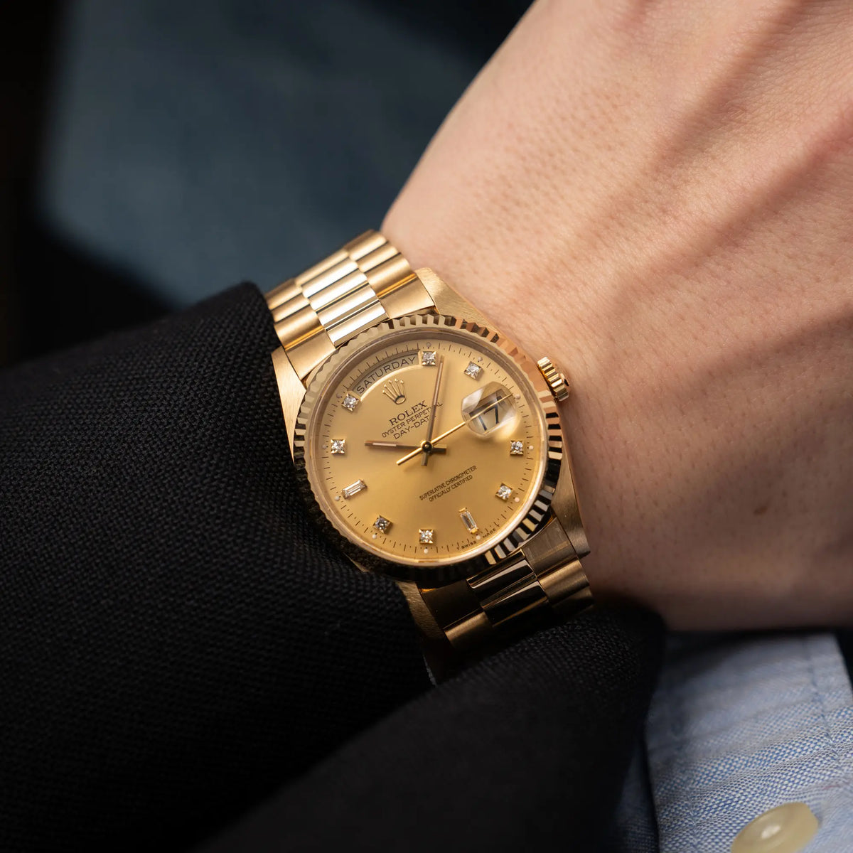 Wristshot mit der Rolex Day-Date 36 aus 1991 der Referenz 18238 mit goldfarbenem Zifferblatt und Diamant Indizes in einem hervorragenden Gesamtzustand