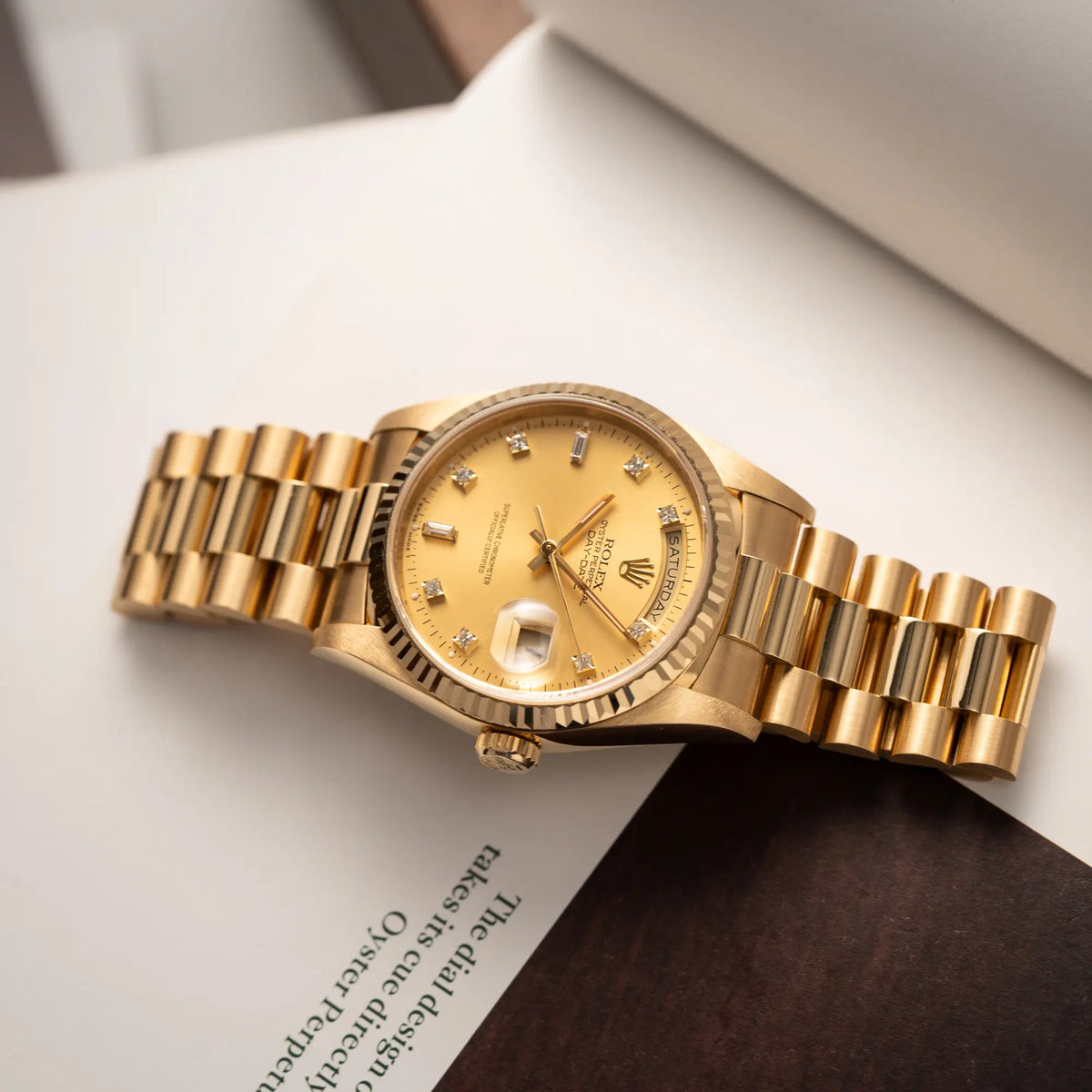 Produktfotografie der Rolex Day-Date 36 aus 1991 der Referenz 18238 mit goldfarbenem Zifferblatt und Diamant Indizes in einem hervorragenden Gesamtzustand