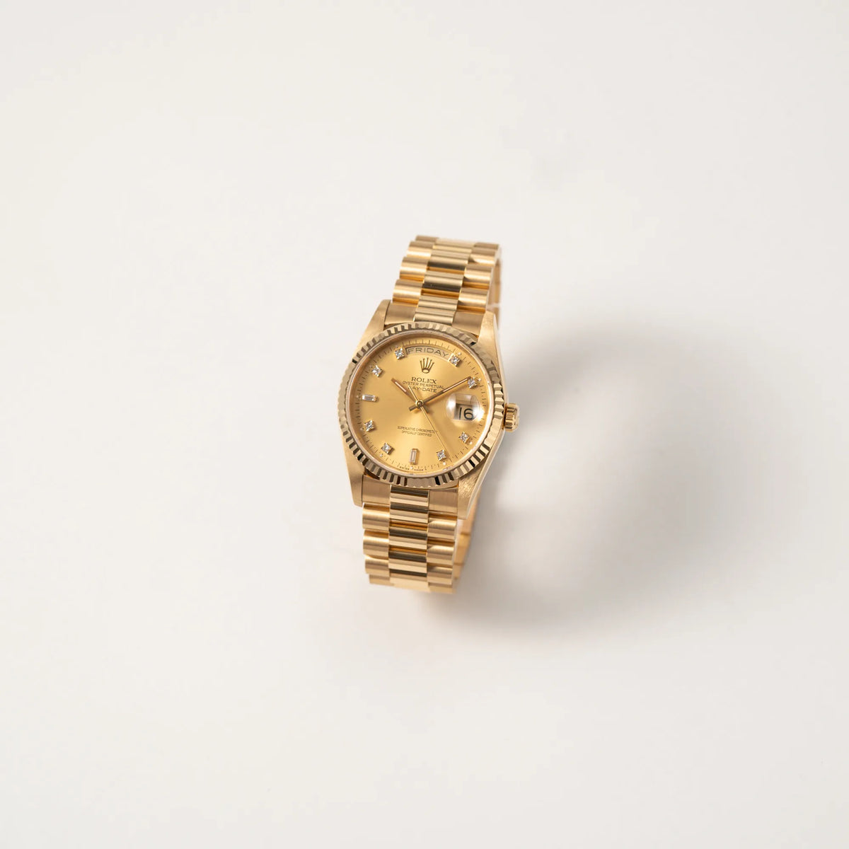 Leicht schräge Ansicht der Rolex Day-Date 36 aus 1991 der Referenz 18238 mit goldfarbenem Zifferblatt und Diamant Indizes in einem hervorragenden Gesamtzustand