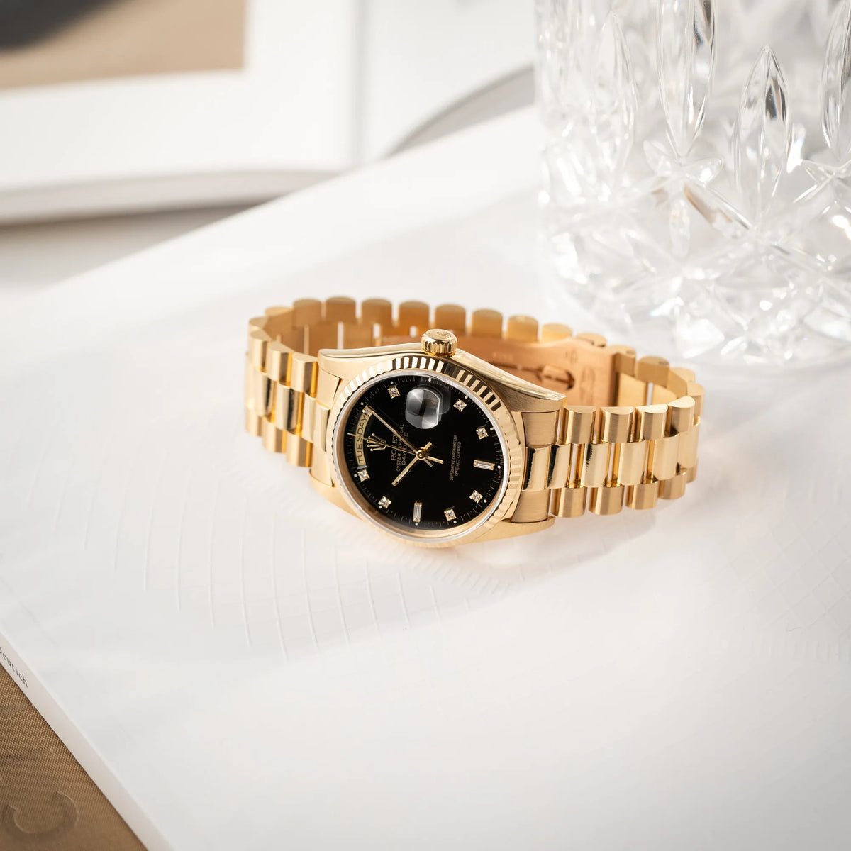 Produktfotografie der Rolex Day-Date 36 der Referenz 18238 in Gelbgold mit schwarzen Diamond-Dial am President-Armband