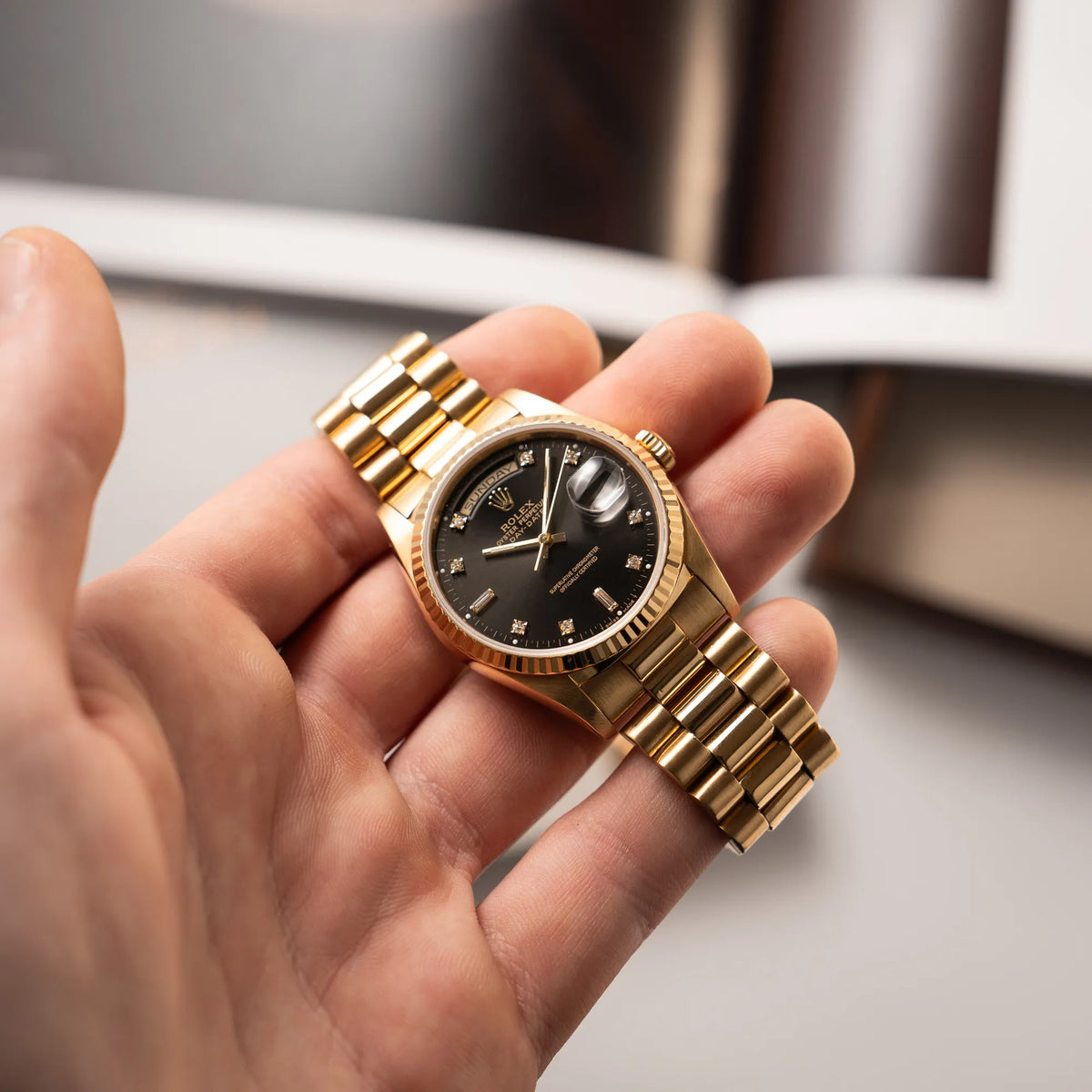 Produktfotografie der Rolex Day-Date 36 der Referenz 18238 im klassischen Gelbgold mit einem schwarzen Diamond Dial und englischsprachiger Wochentagsanzeige