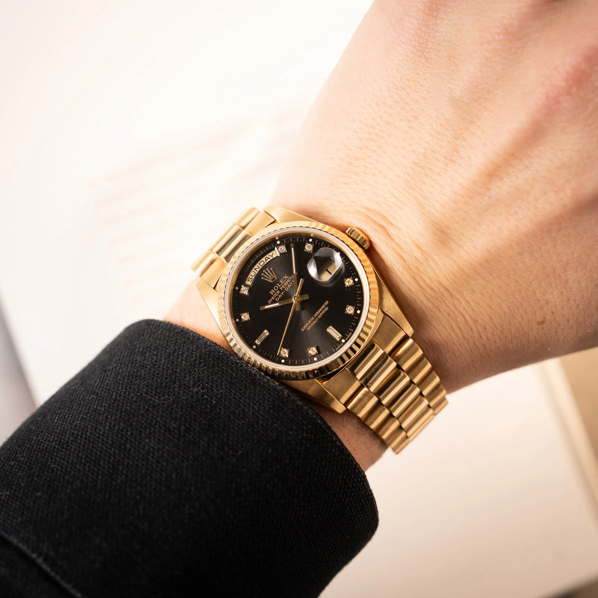 Wristshot mit der Rolex Day-Date 36 der Referenz 18238 im klassischen Gelbgold mit einem schwarzen Diamond Dial und englischsprachiger Wochentagsanzeige